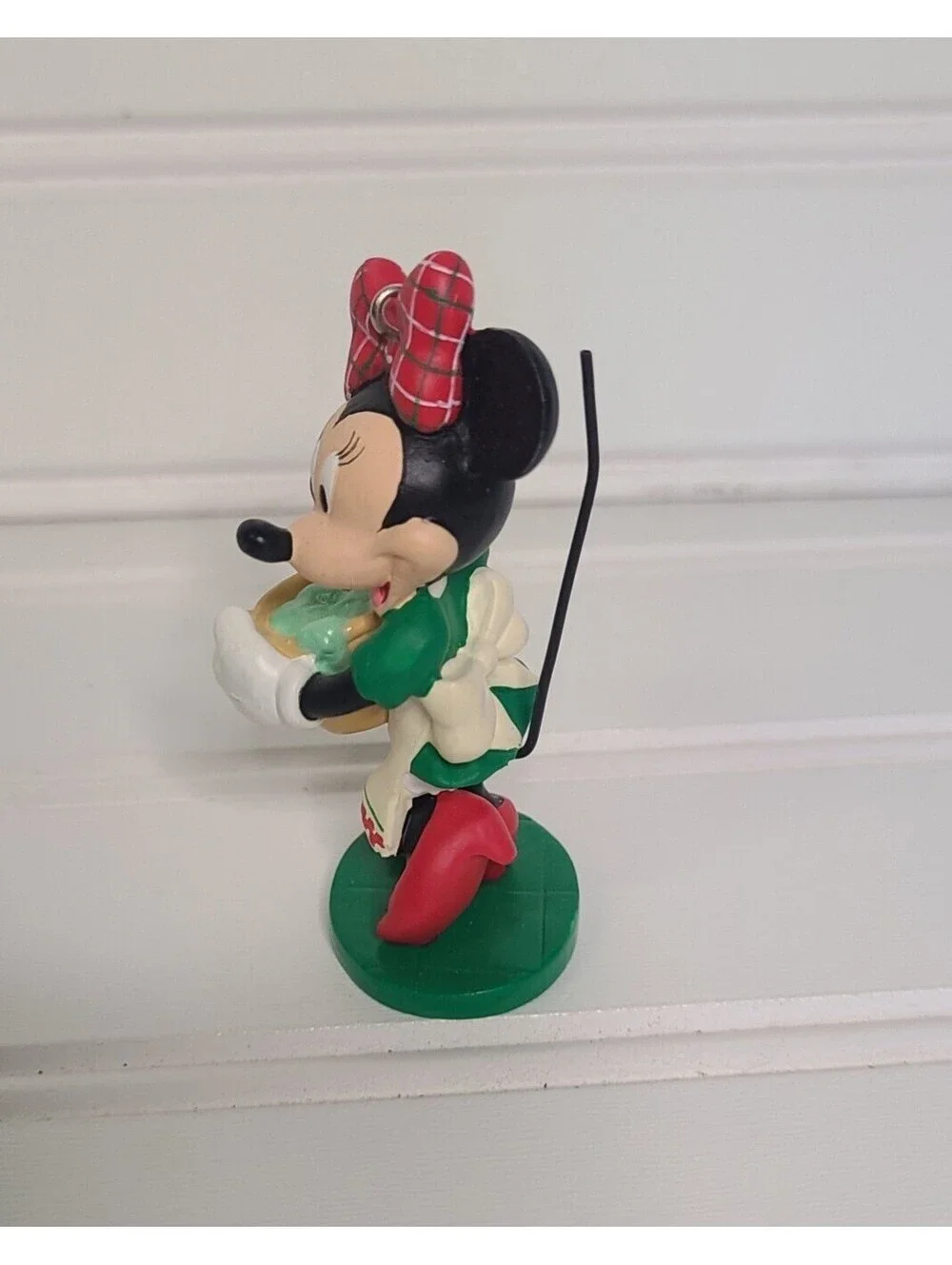 HALLMARK ORNAMENT Disney Minnie Mouse 2004 Christmas baking